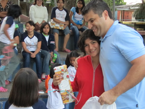 Jose Espana entregando regalos de navidad